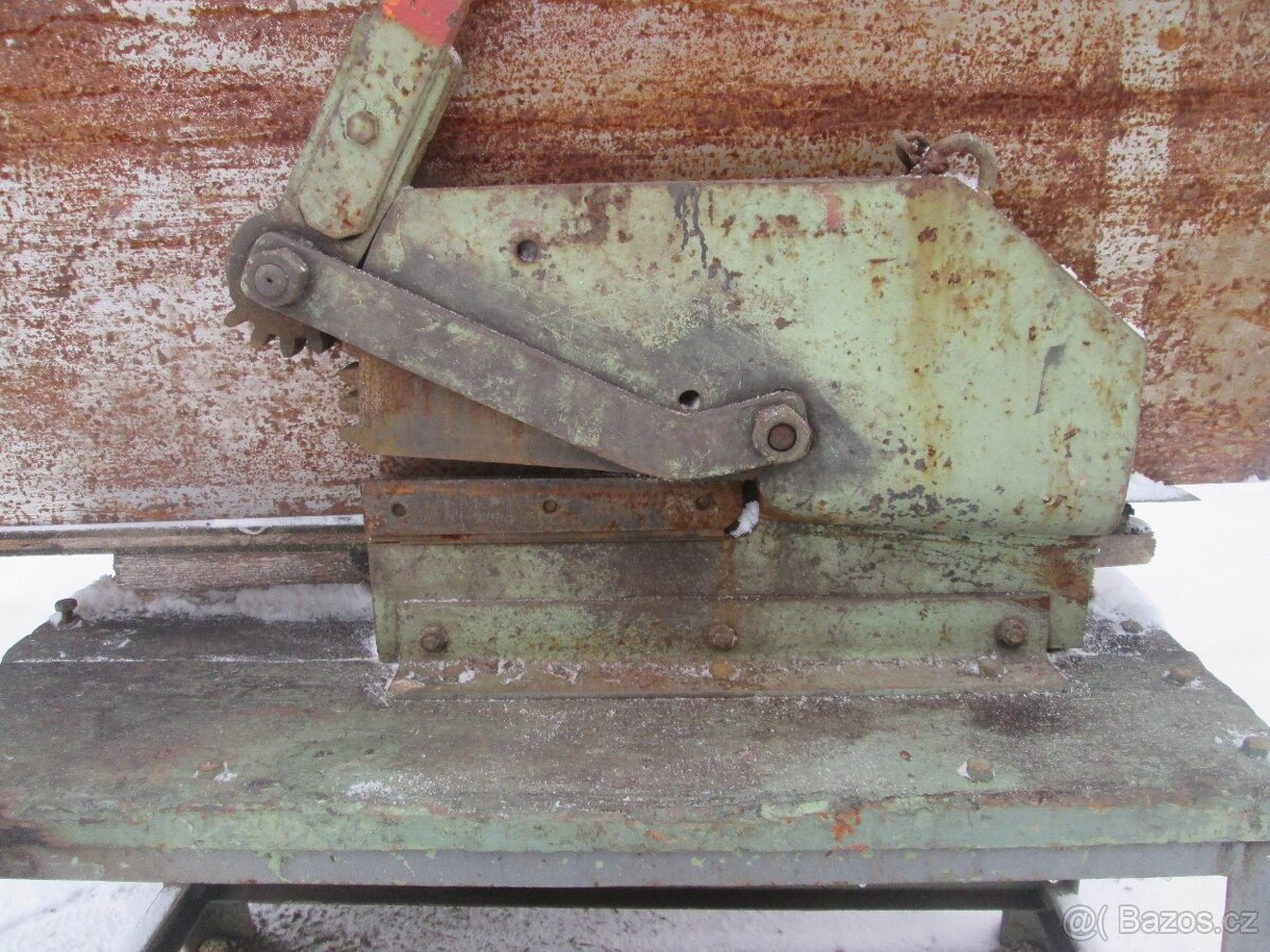 PÁKOVÉ NŮŽKY NA PLECH PÁSOVINU