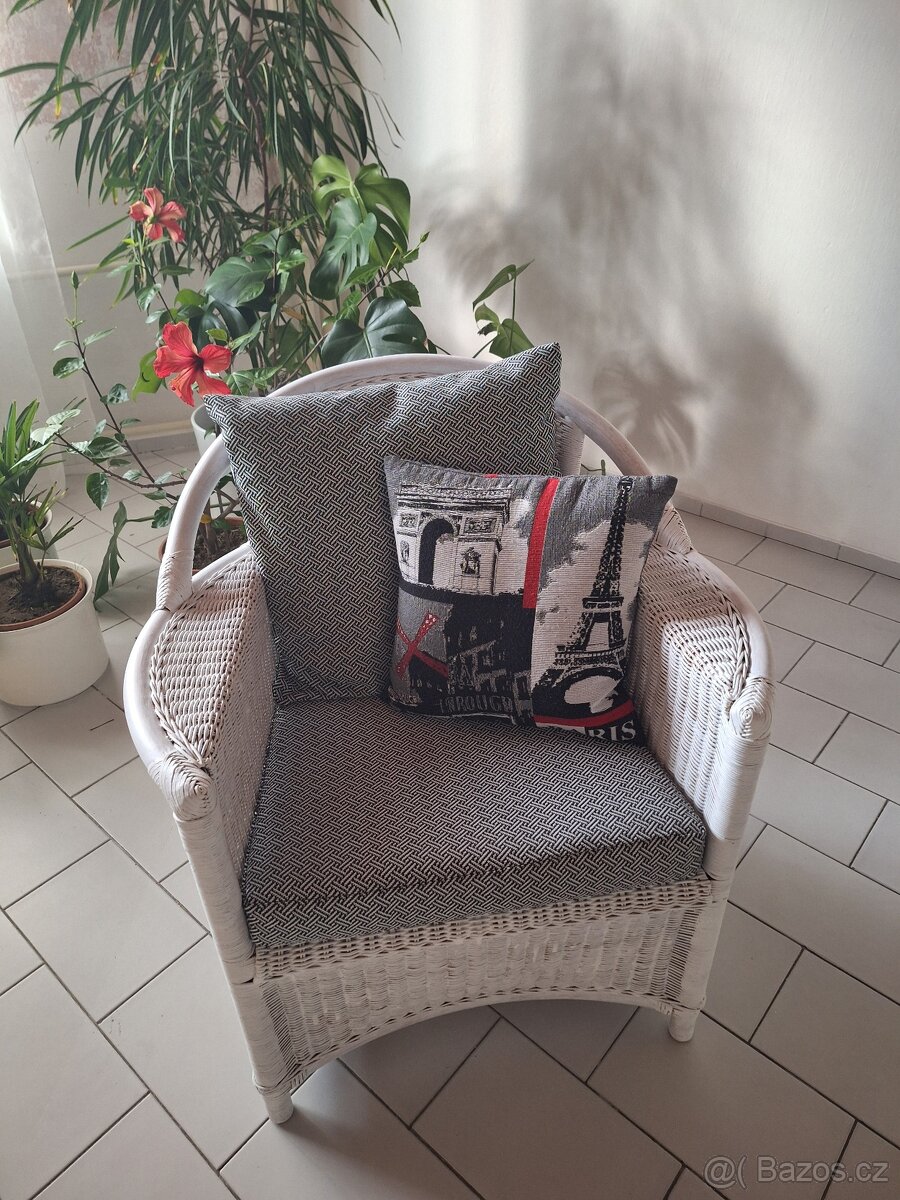 proutěné křeslo bílé s patinou