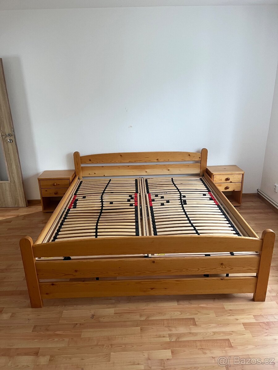 Manželská postel Masiv Borovice + rošty + 2x noční stolek