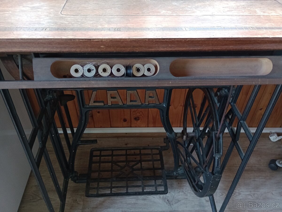 Šicí stroj Lada