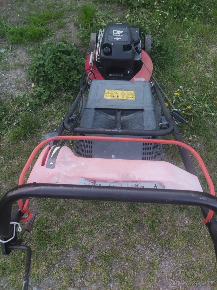 Benzínová sekačka na trávu