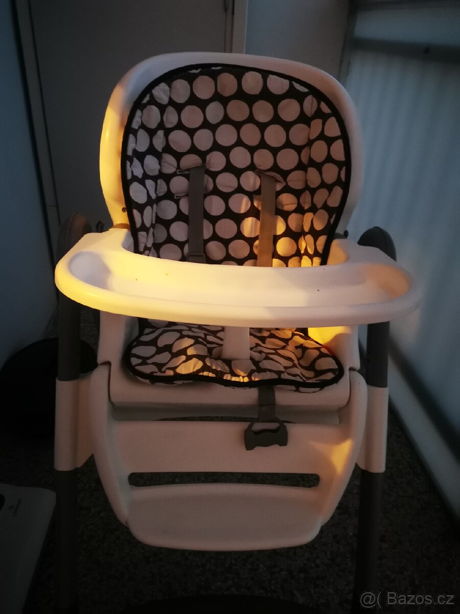 Krásná skládací jidelní židlička