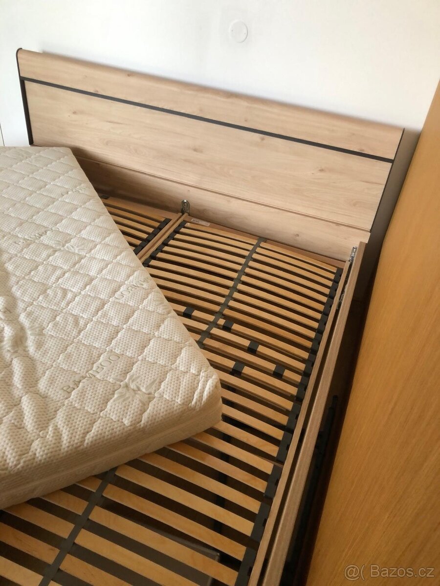 Nanželská postel s nočním stolkem