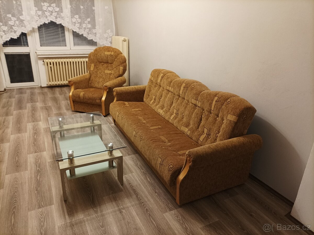 Prodám sedačku + křesla a taburetky