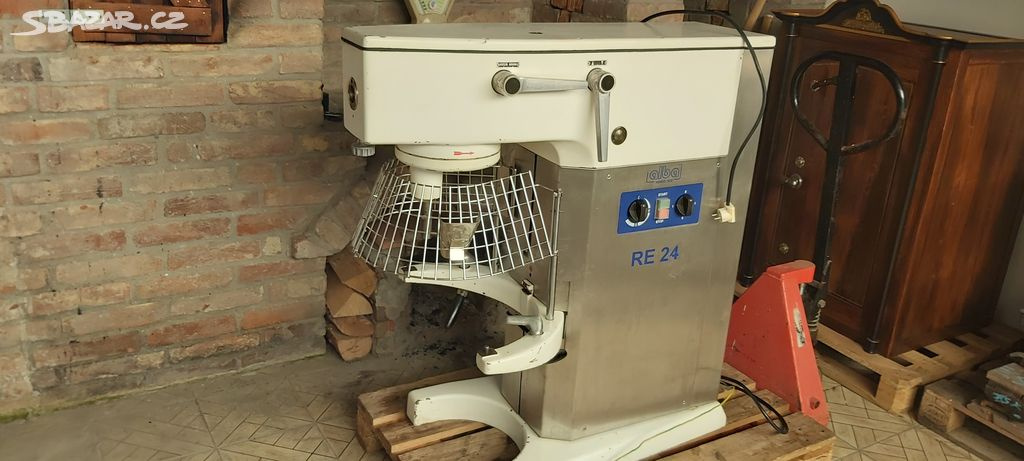 Robot RE 24 nové generace. Pracuje na 230 W.