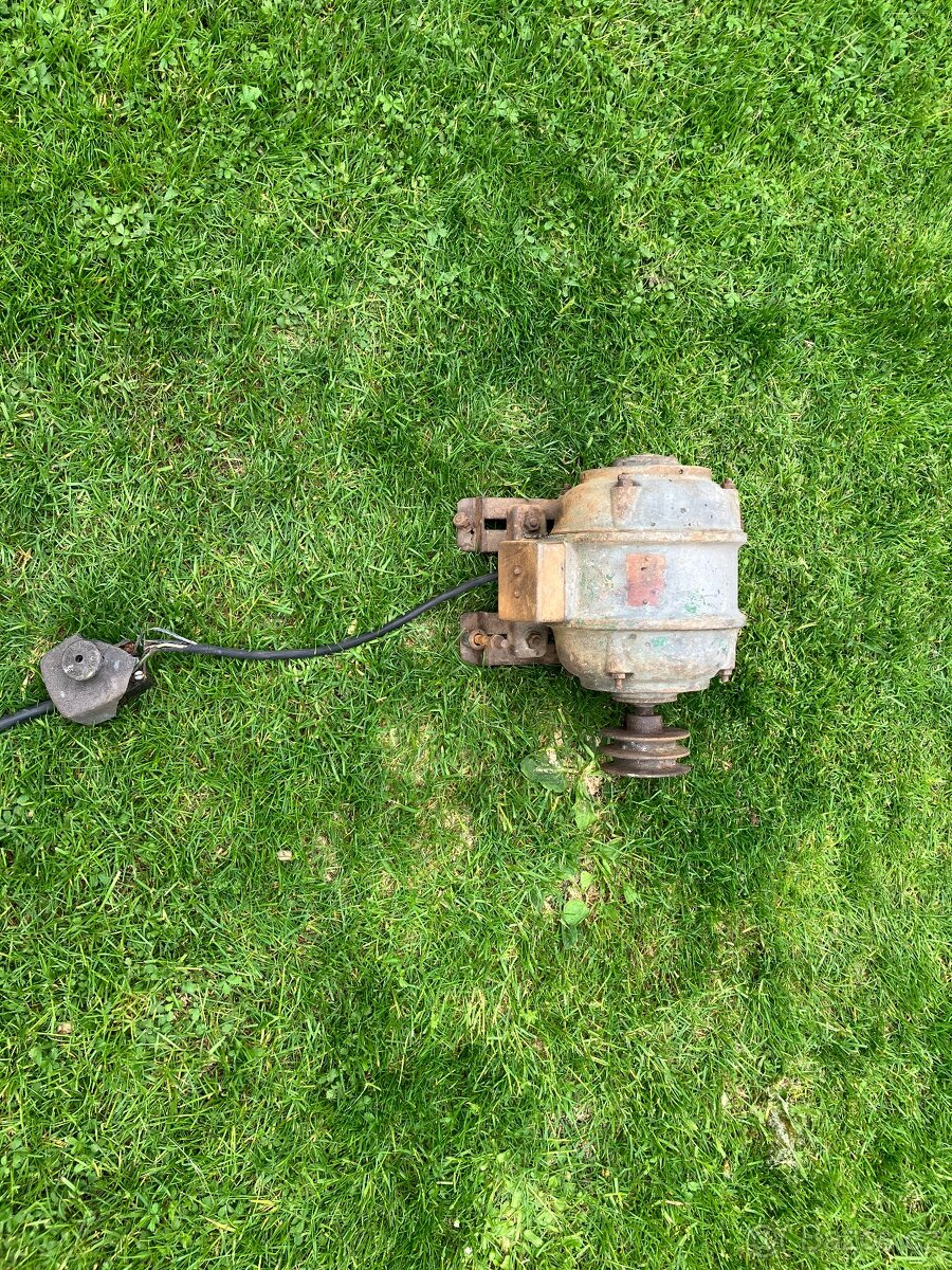 Elektromotor 380 V, 2 řadá řemenice