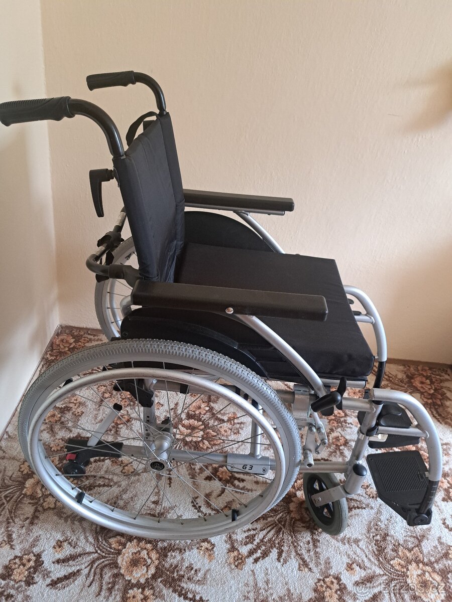 Invalidní vozík mechanický, odlehčený