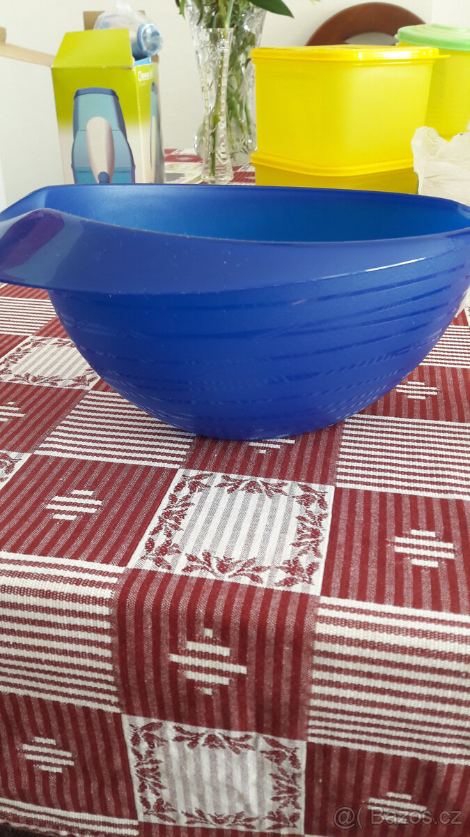 TUPPERWARE