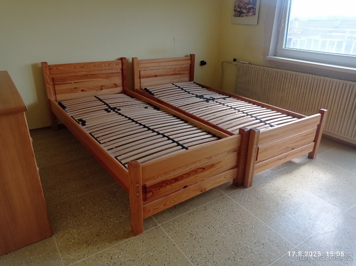 2× masivní dřevěná postel s roštem