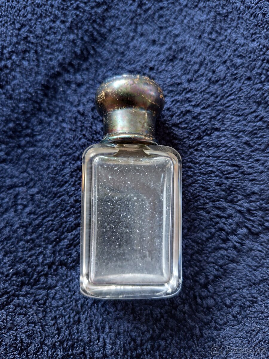 Flakonek ze skla a stříbra