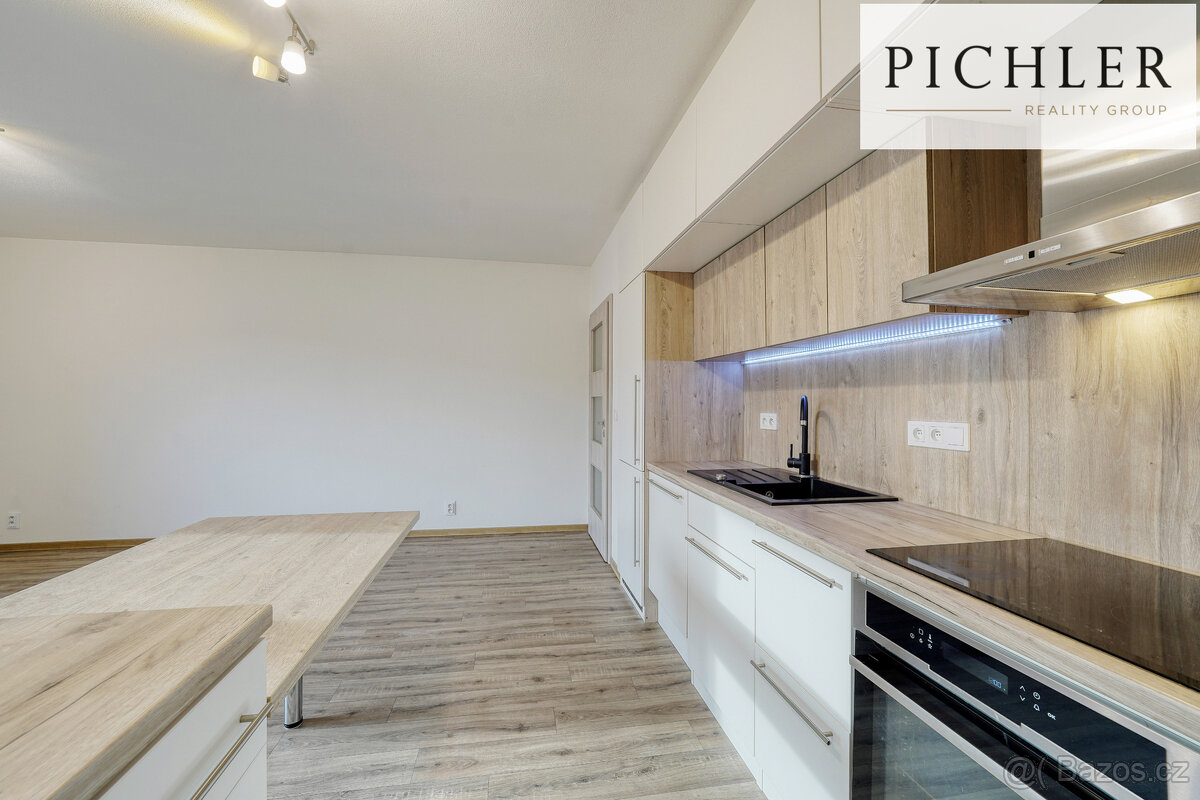 Prodej bytu 2+kk s balkonem a parkovacím stáním, 64 m², Holý