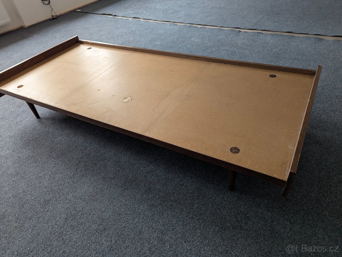 starší postele - pevné