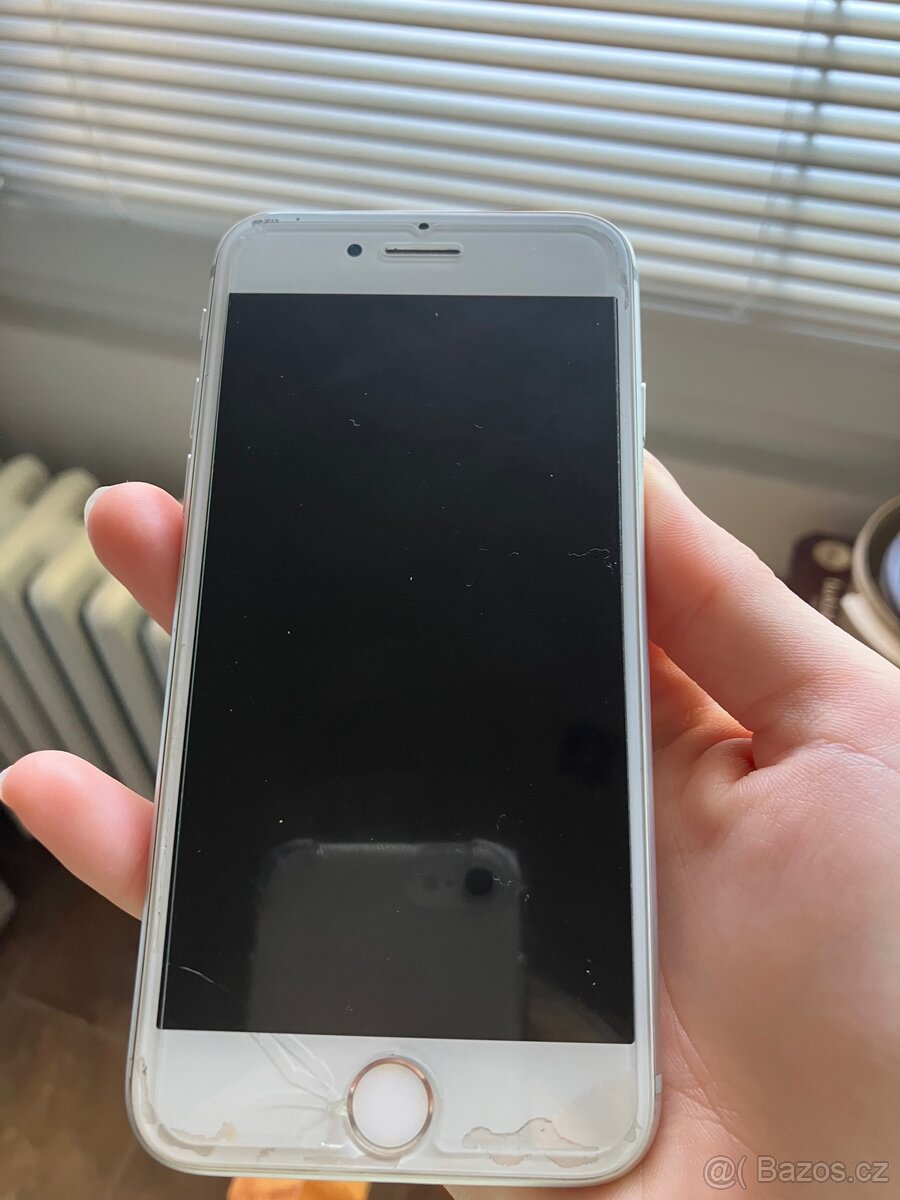iPhone 8 silver 64gb není plně funkční