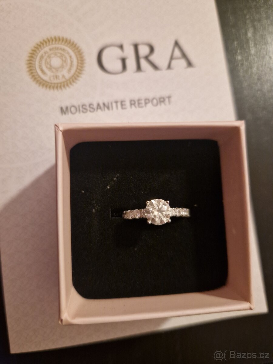 Zásnubní prsten s moissanitem vel 49