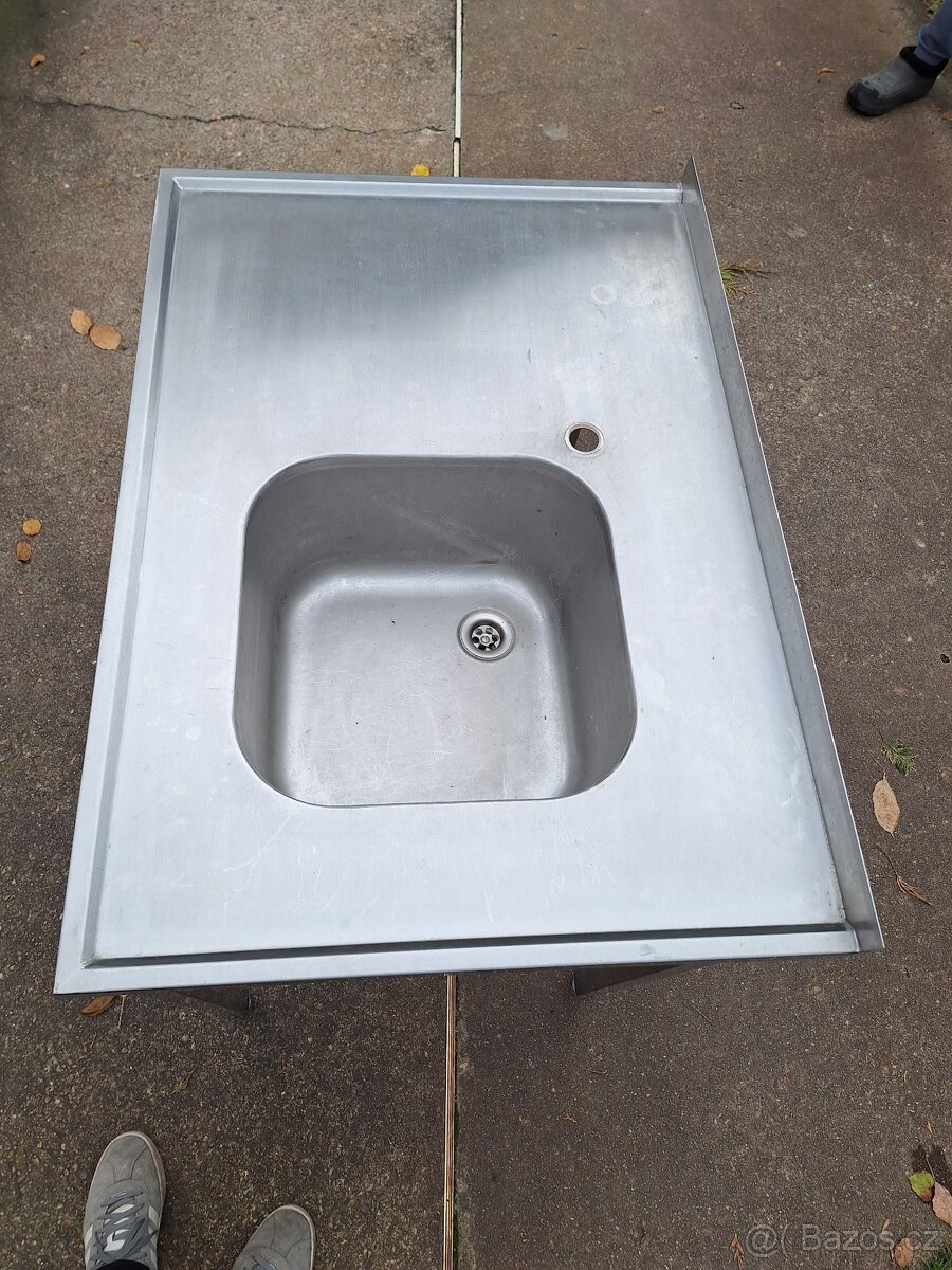 Nerezový stůl s dřezem