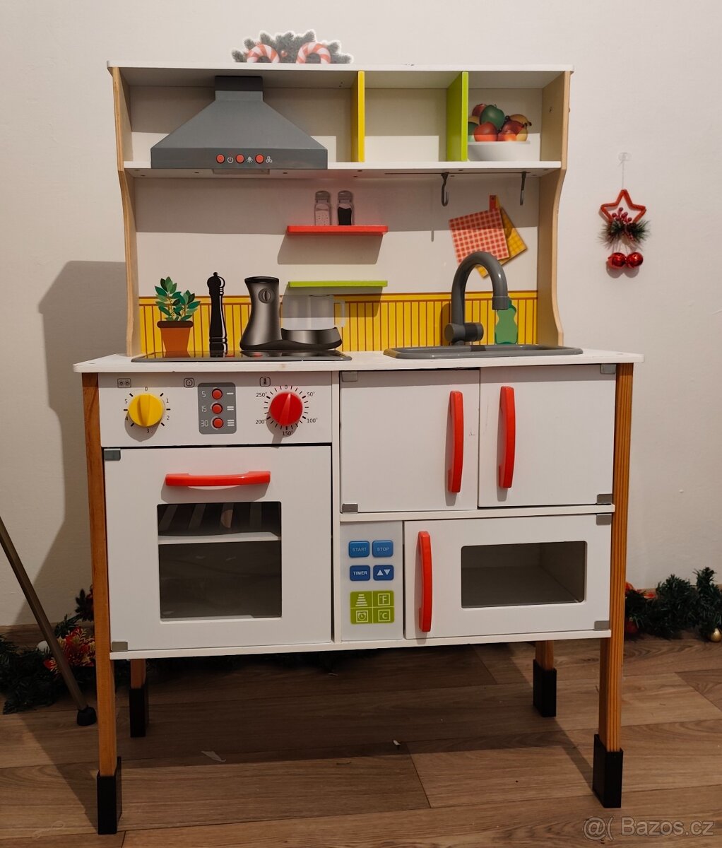 Dětská dřevěná kuchyňka