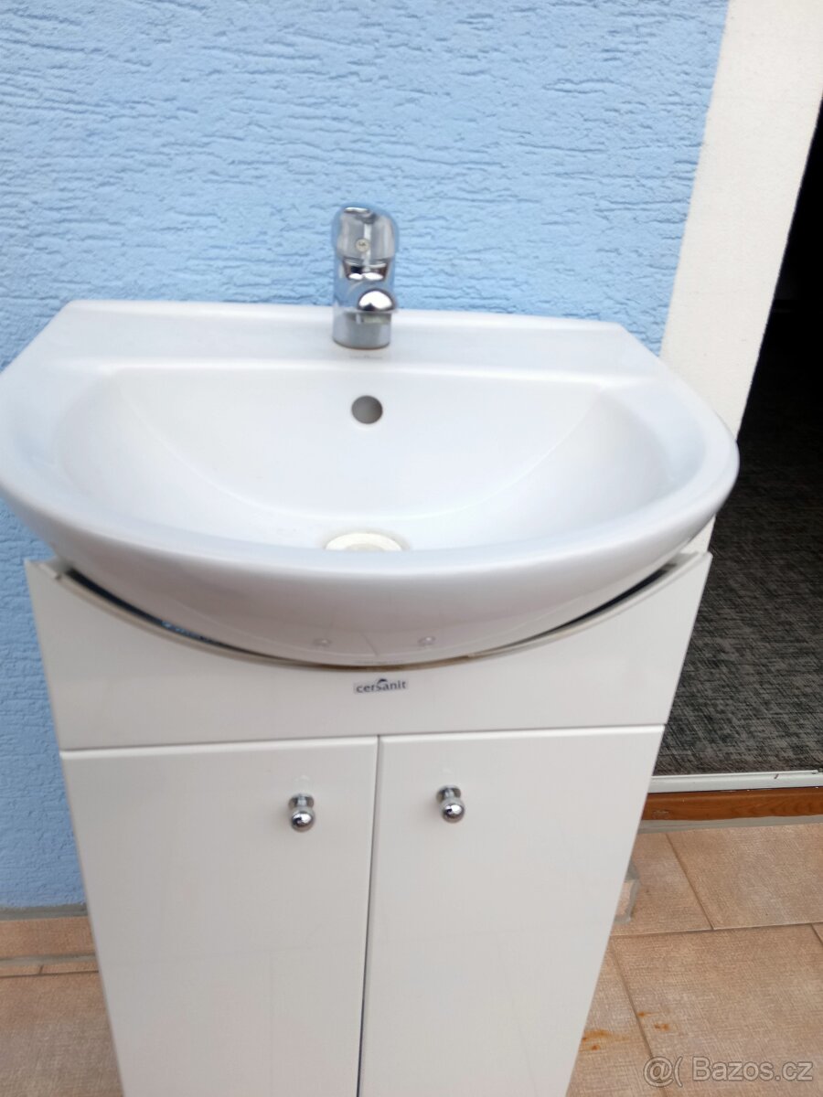 UMYVADLO SE SKŘÍŇKOU