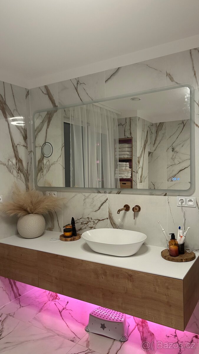 podsvícené zrcadlo