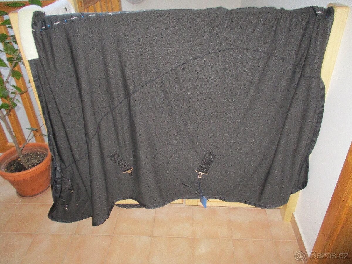 1.Deka Horze Cooling - odpocovací, přepravní deka