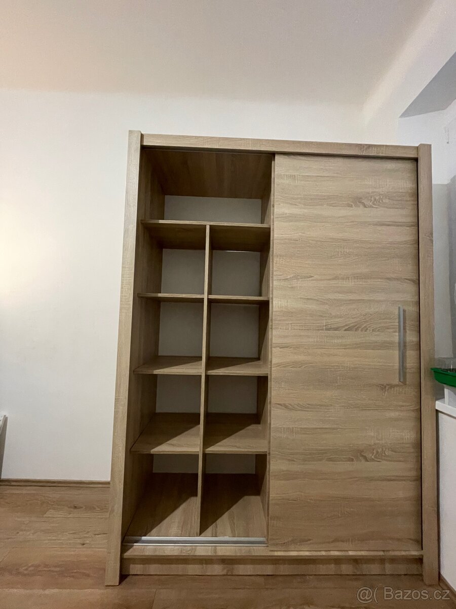 Robustní šatní skříň