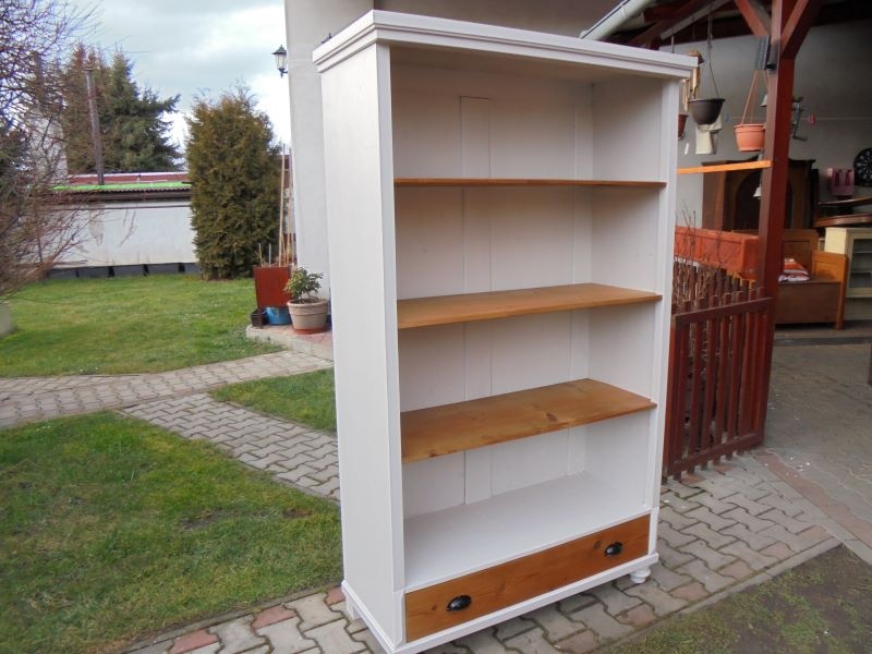 Knihovna s zásuvkou