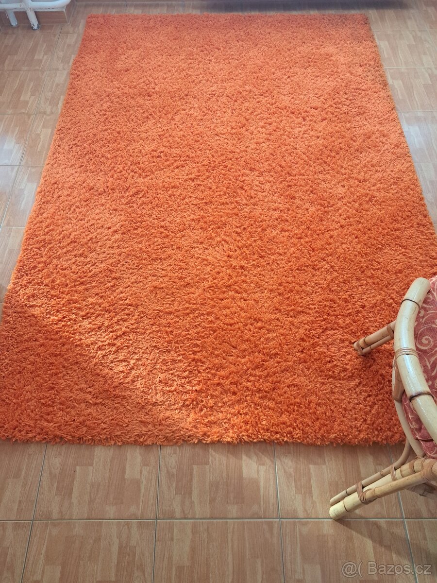 Oranžový koberec