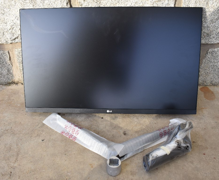Monitor LG 27MP60G s poškozeným panelem
