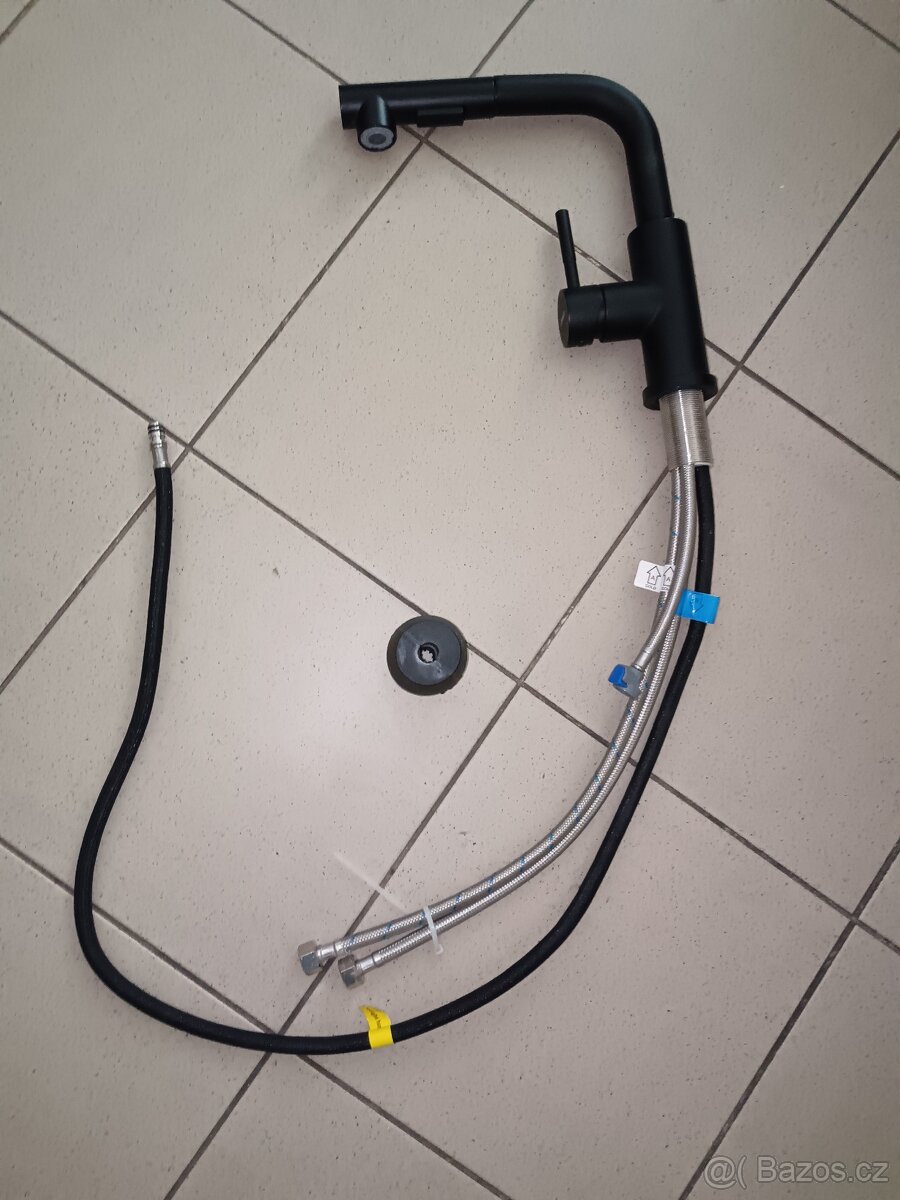 Kuchyňská dřezová baterie s vysuvnou sprchou