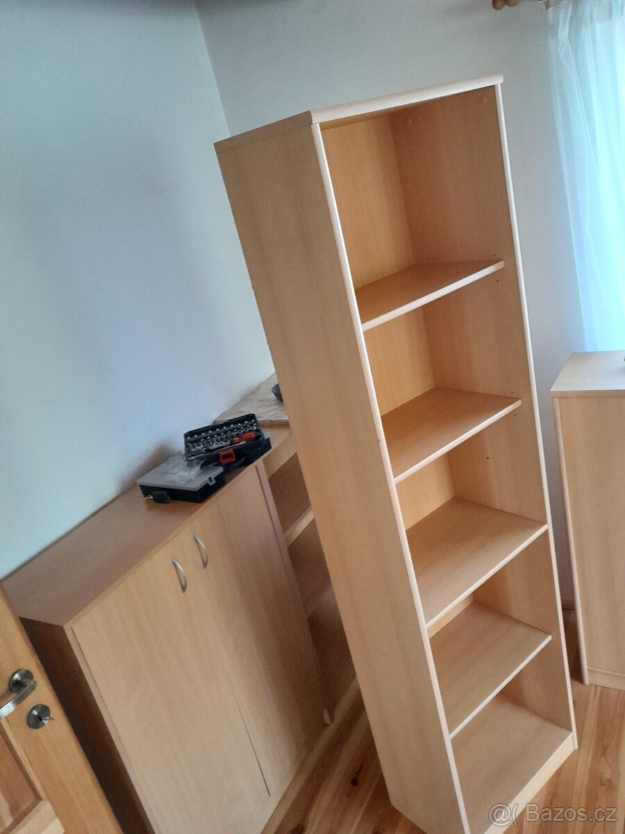 Otevřená skříň, regál