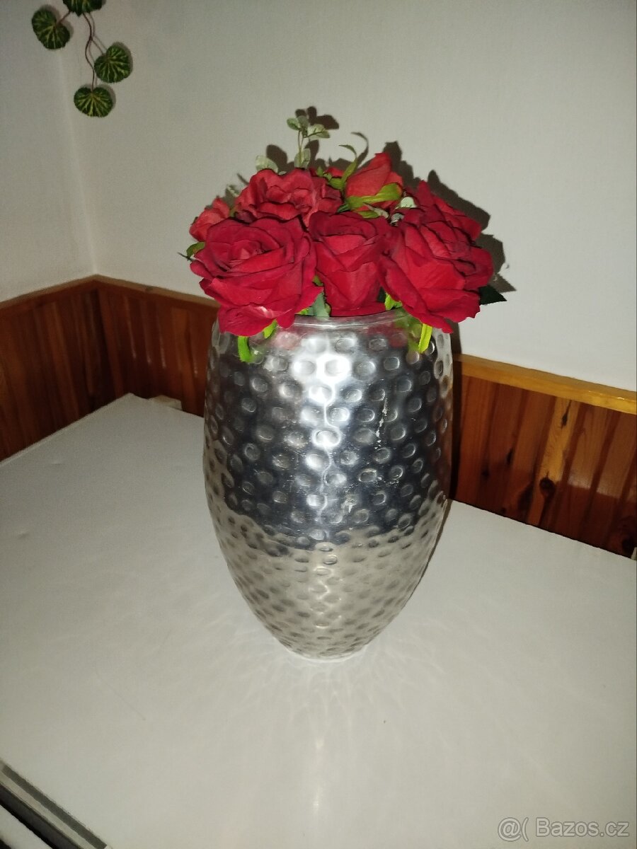 Váza s ružema