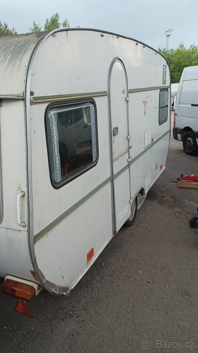 Karavan Tabbert 460 s před stanem