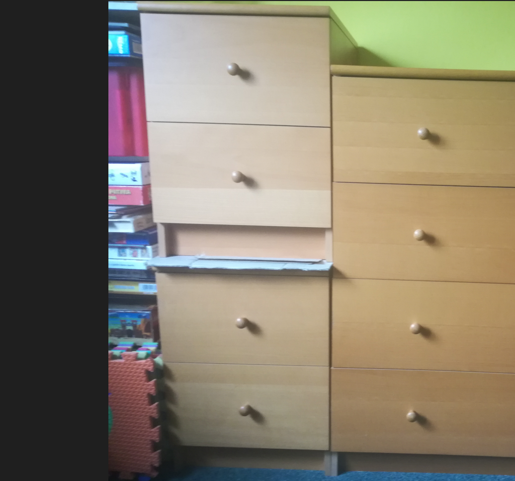 dva noční stolky.