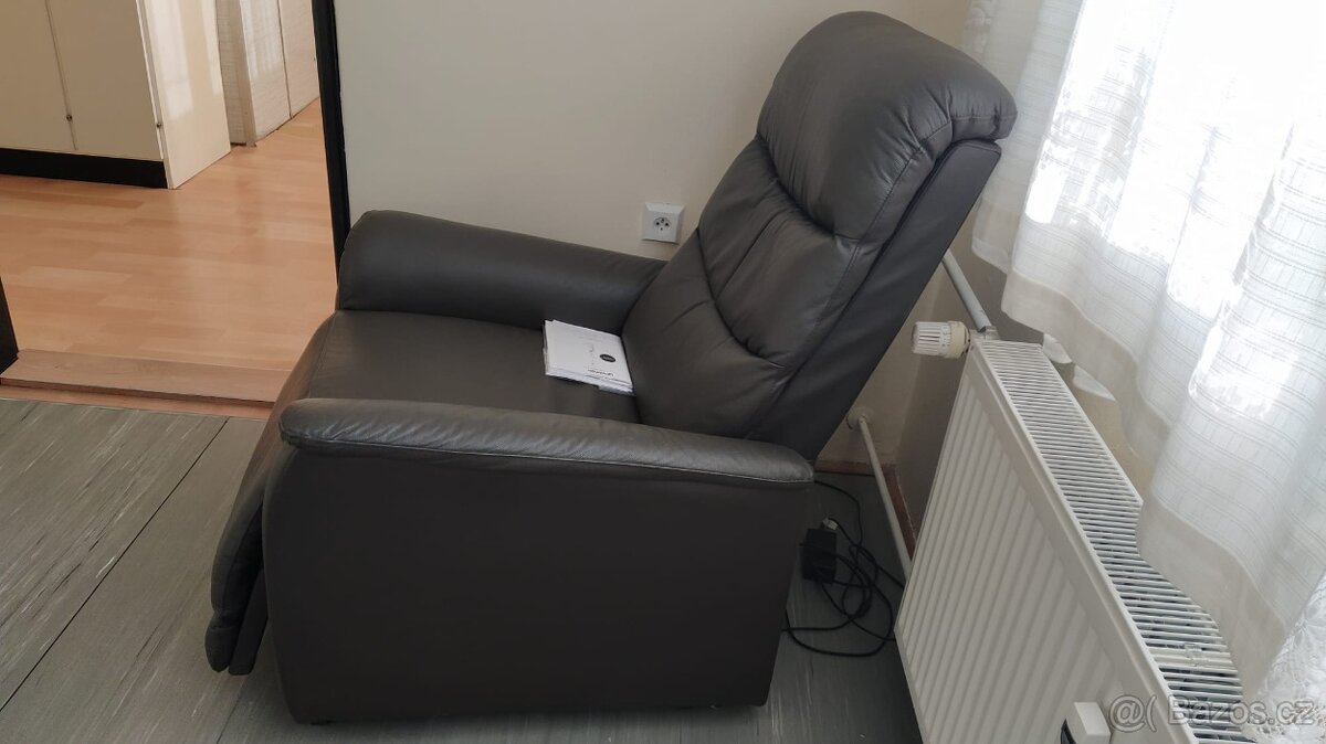 Polohovací křeslo elektrické ( TOP stav )