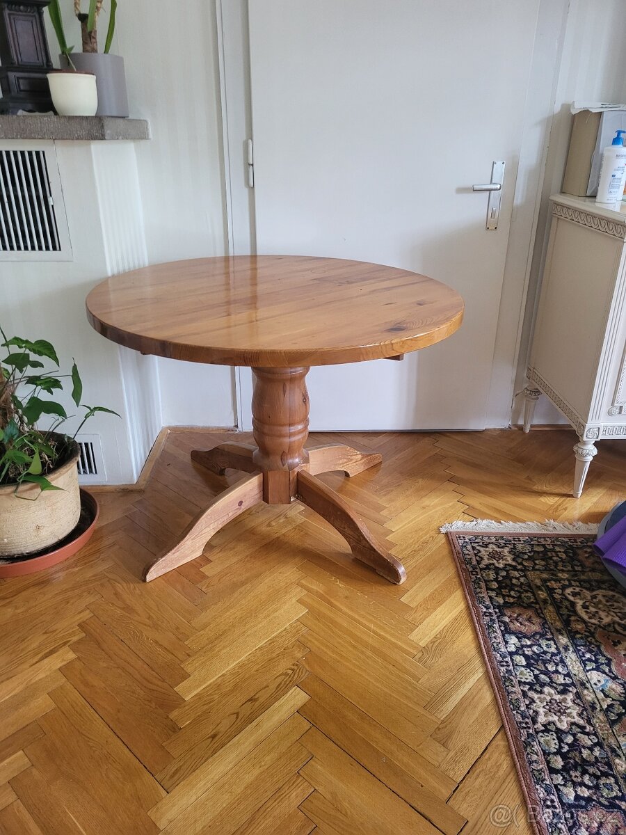 Kulatý dřevěný stůl