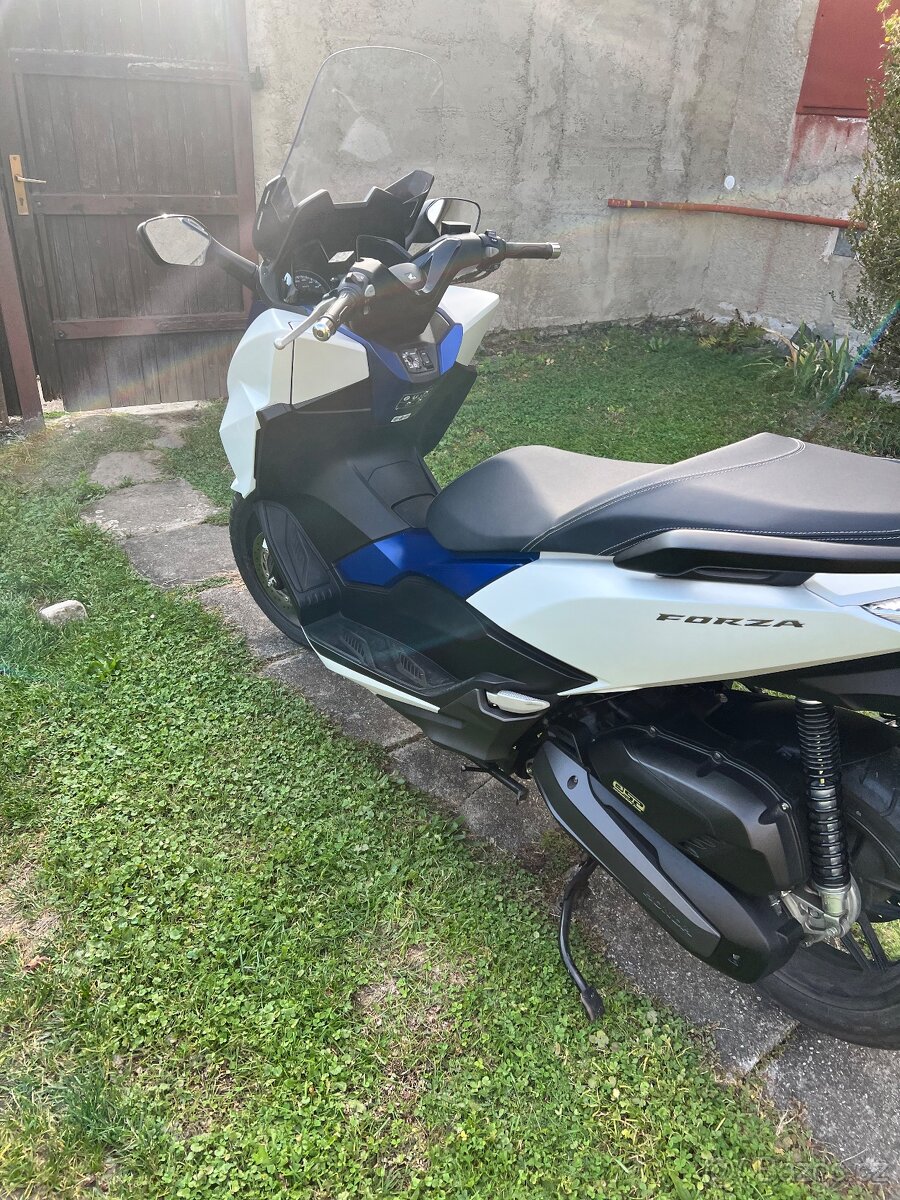 Forza 125 akrapovič top stav