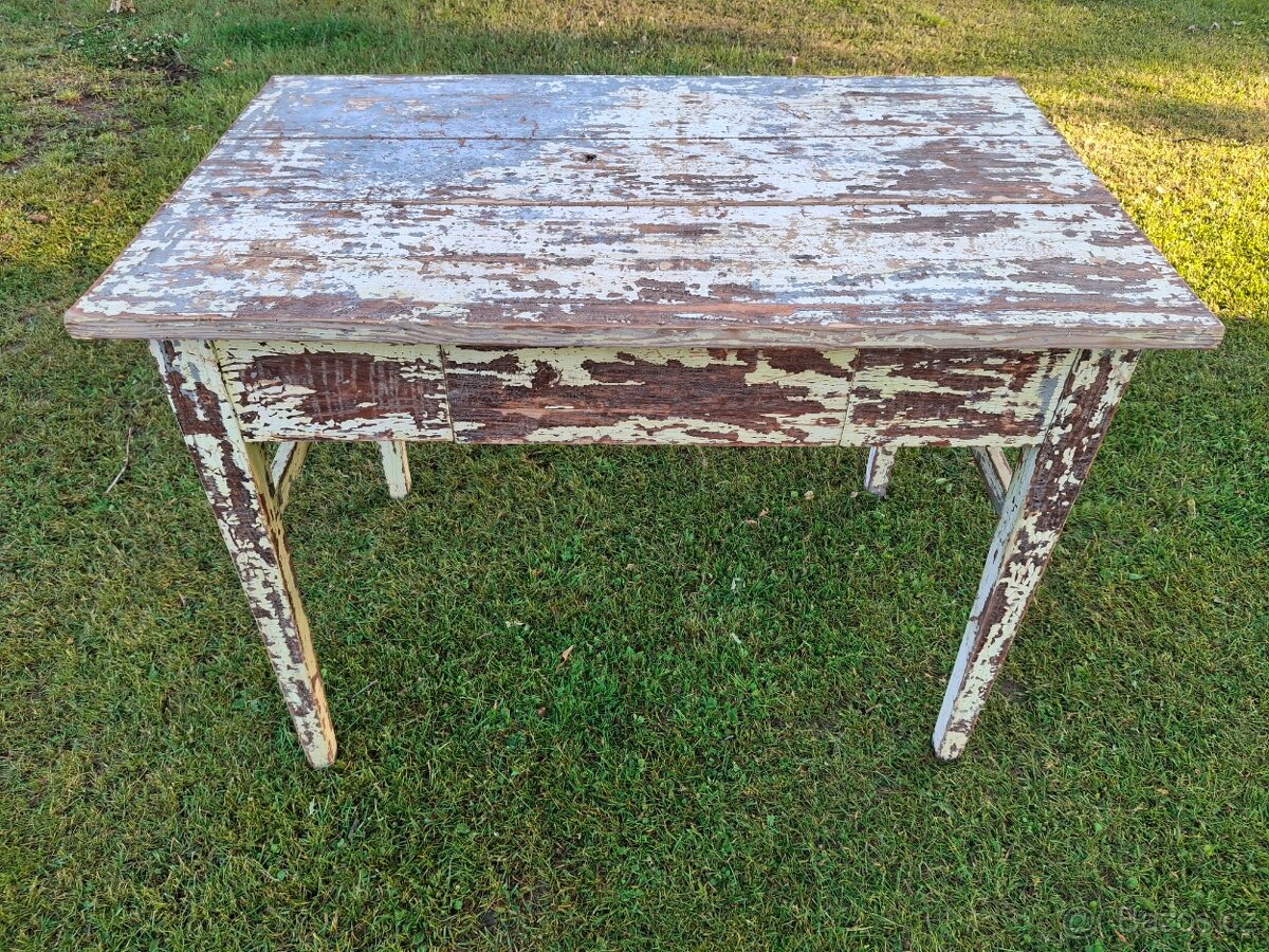 Stůl ve stylu Shabby chic