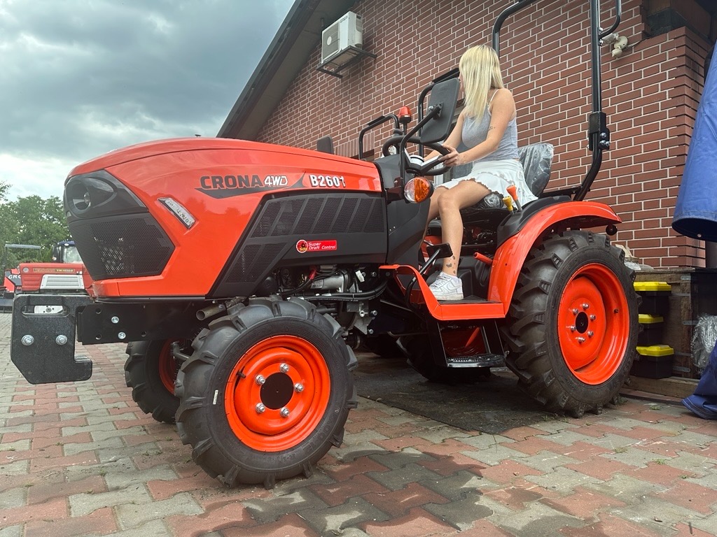 Malotraktor CRONA 2601x, S výkonem 26 HP NA SPZ