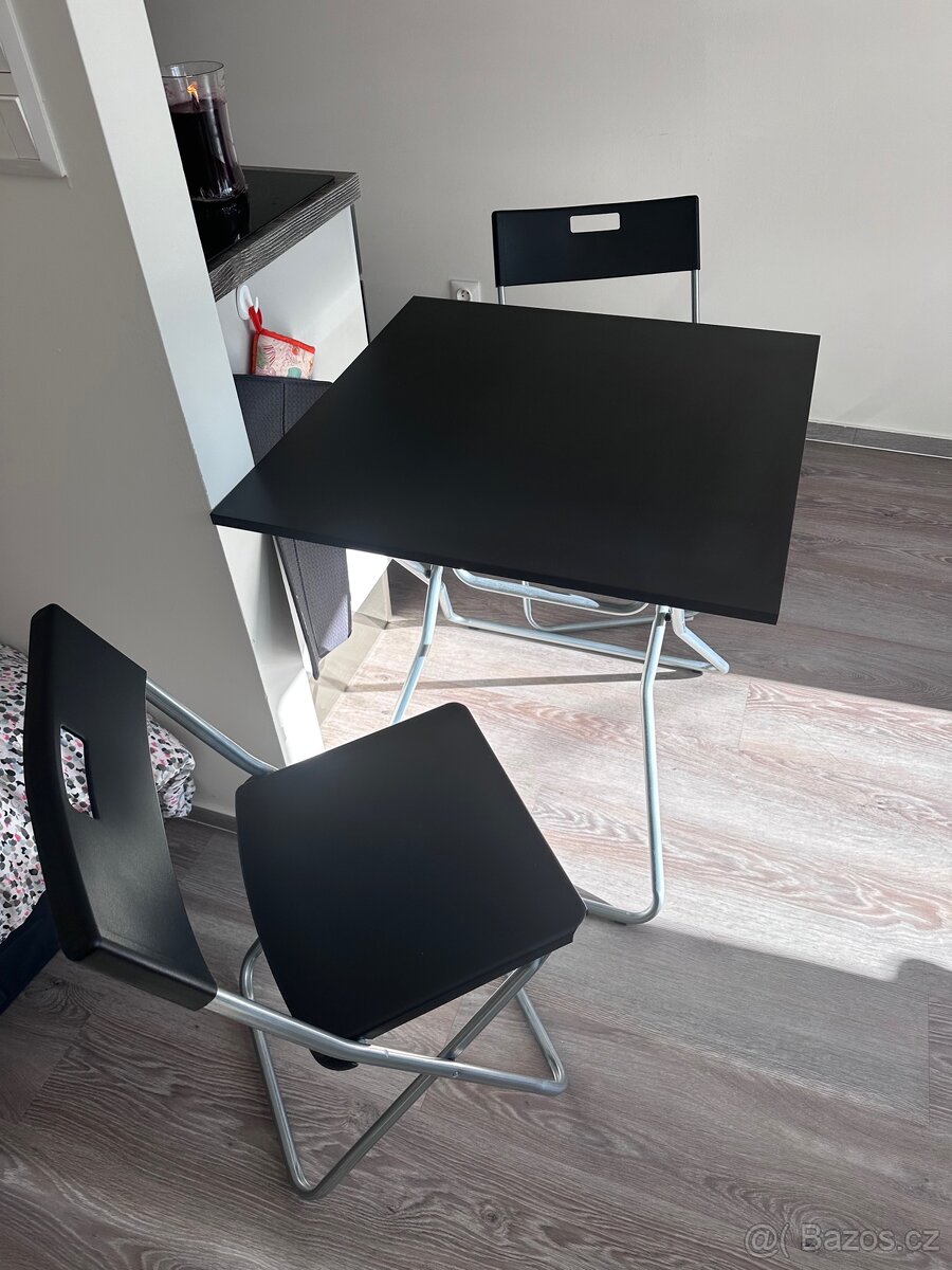 Jídelní stůl s židle x2