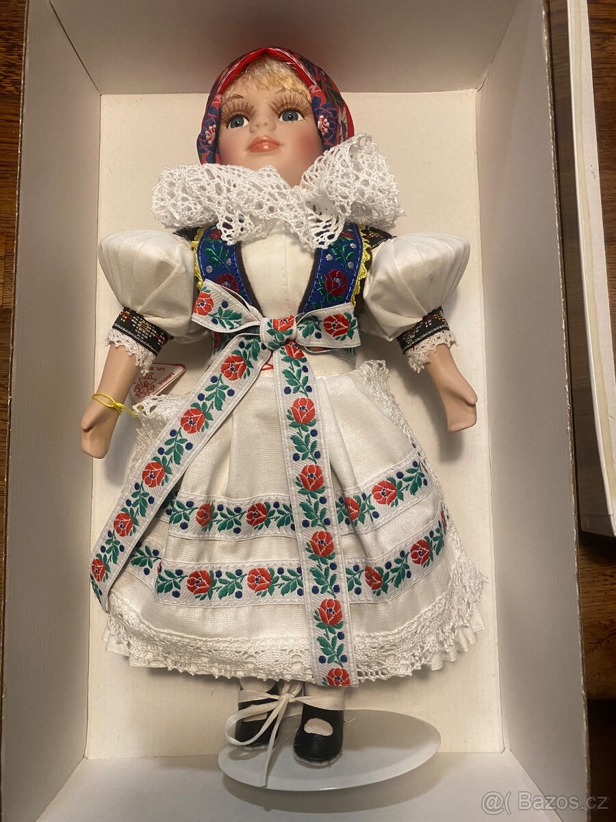 Porcelánová krojovaná panenka