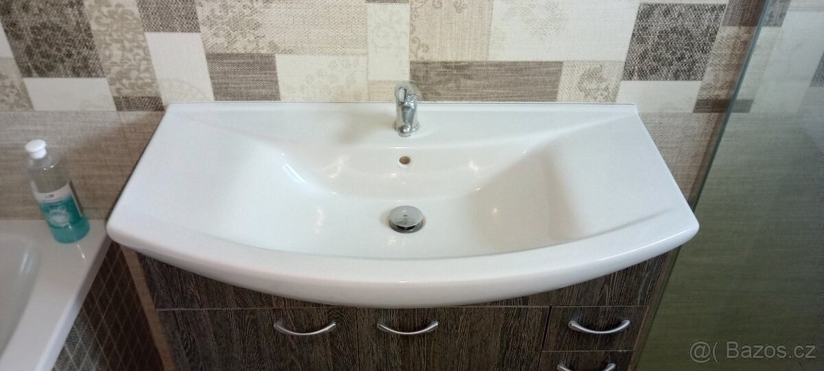 Koupelnová skříňka z umyvadlem