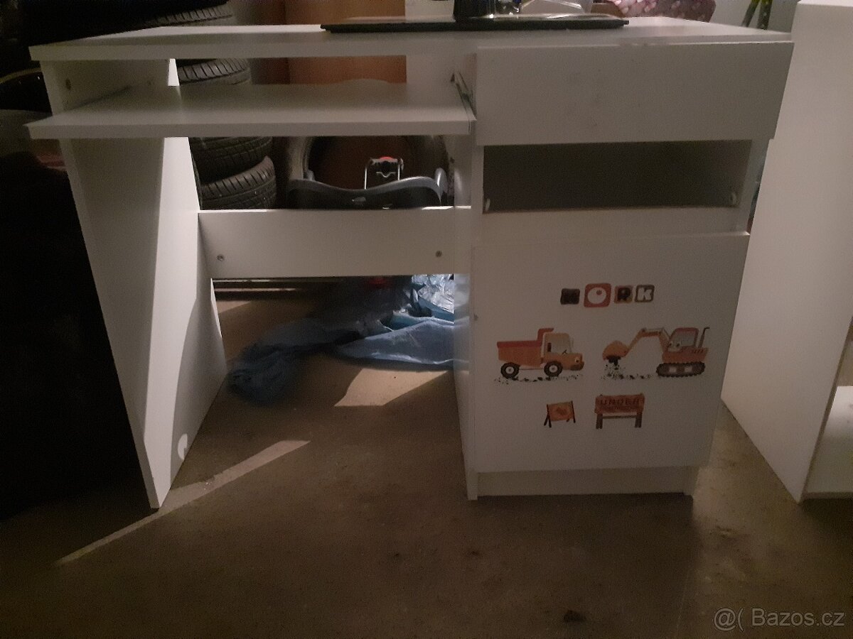 Dětský psací stůl