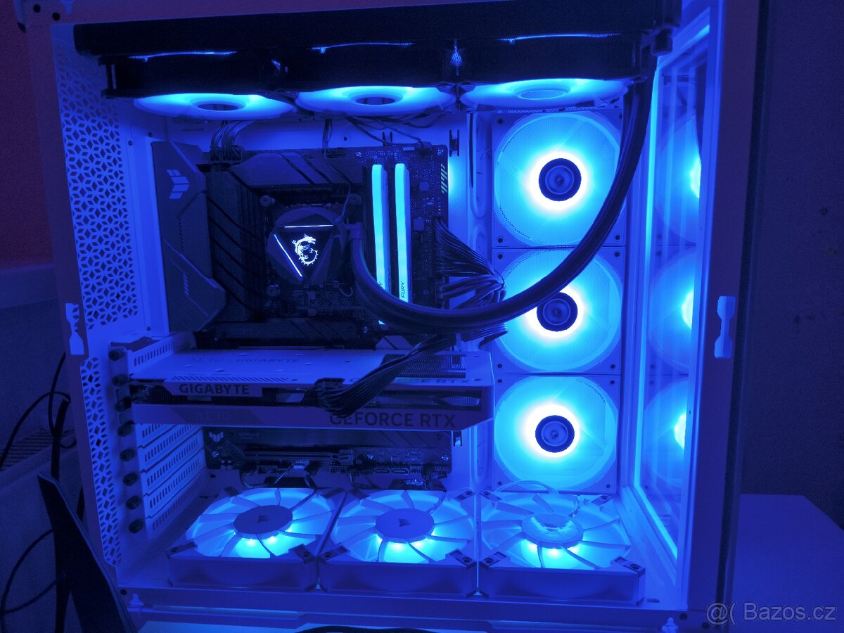 Prodej bílého herního počítače