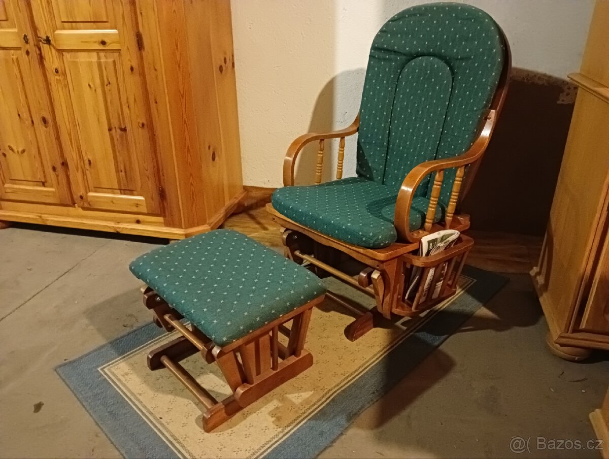 Houpací křeslo s podnožkou