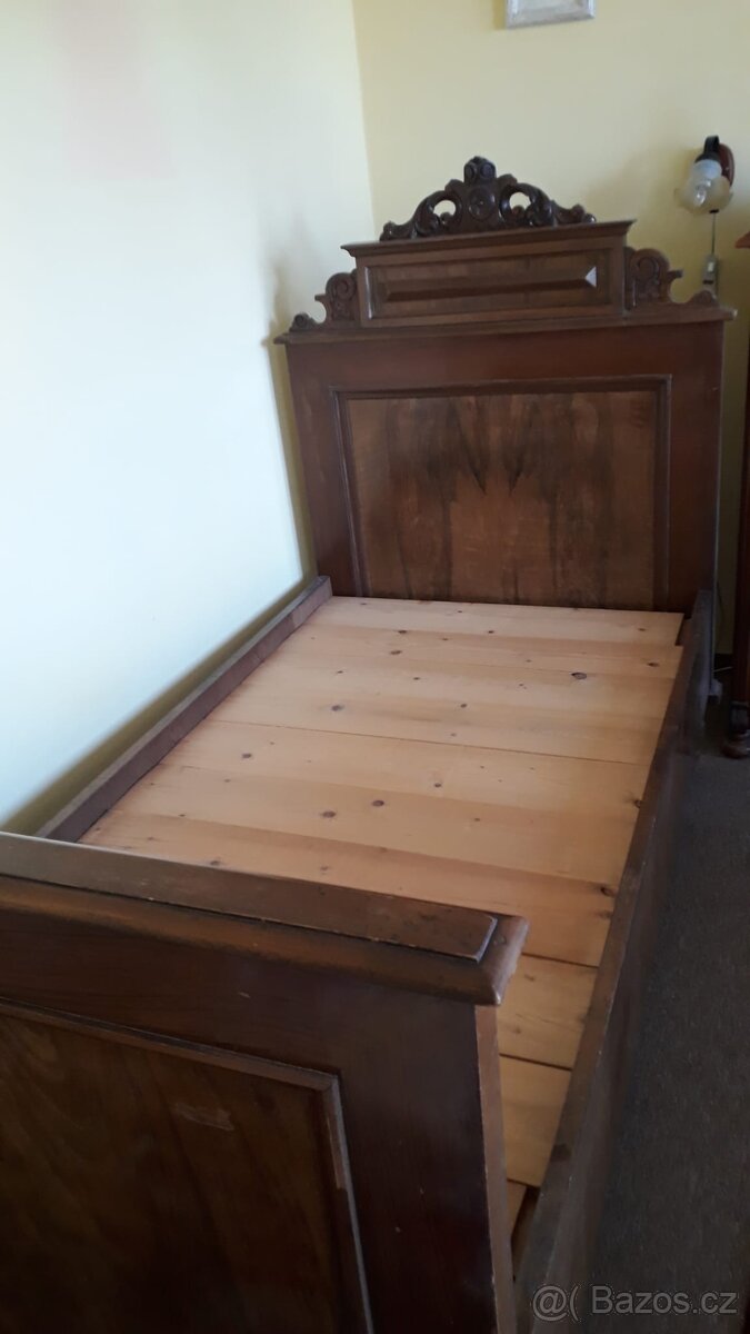 Stará dřevěná postel