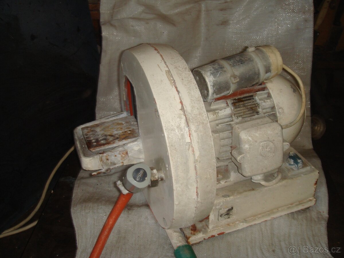 Motor s bruskou.