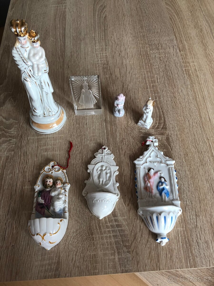 Kříž, sošky, kropenky - nabozenstvi