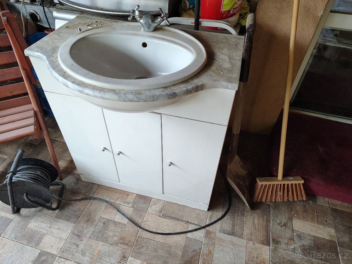 Zrcadlová skříňka s osvětlením a umyvadlo se spodní skříňkou