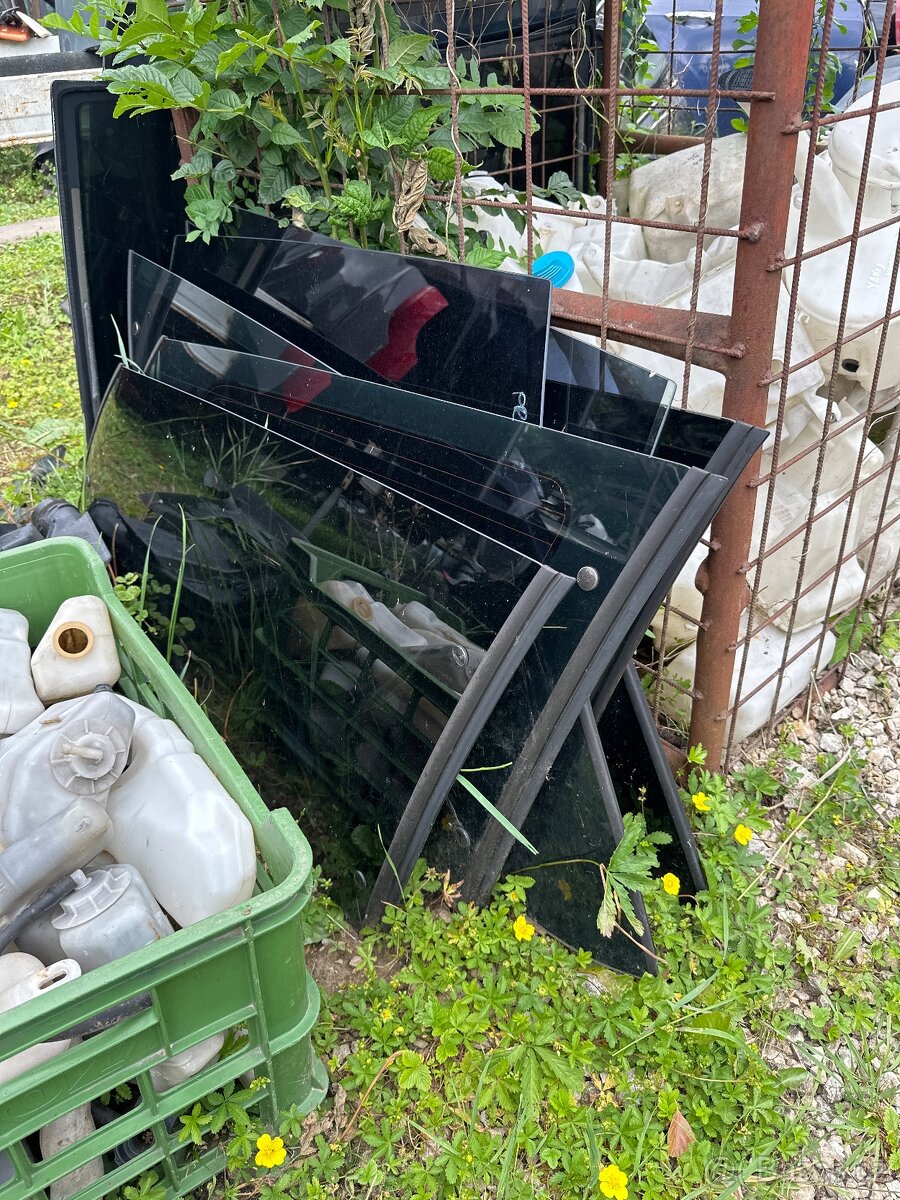 Predám dvere sklo Blantik kufor Toyota Previa 2000-2006