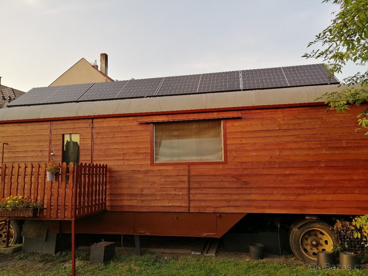solární panely,měnič, regulátor.