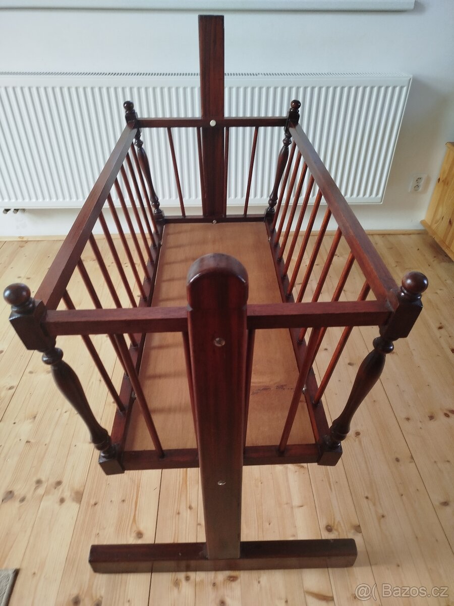 Rustikální dřevěná postýlka pro děti